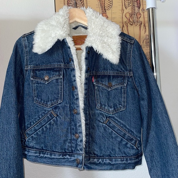Levi sherpa-lined trucker jacket with cropped fit - Picture 1 of 3